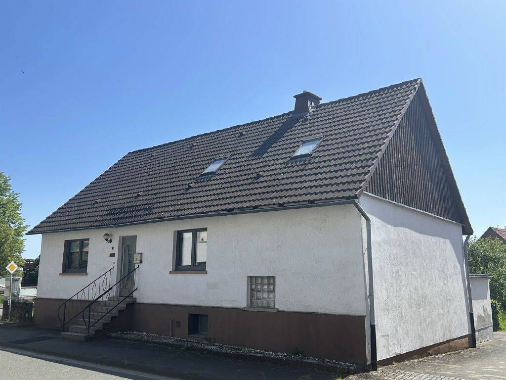 Familienfreundliches Einfamilienhaus mit Garage in Lichtenfels-Rhadern, 35104 Lichtenfels