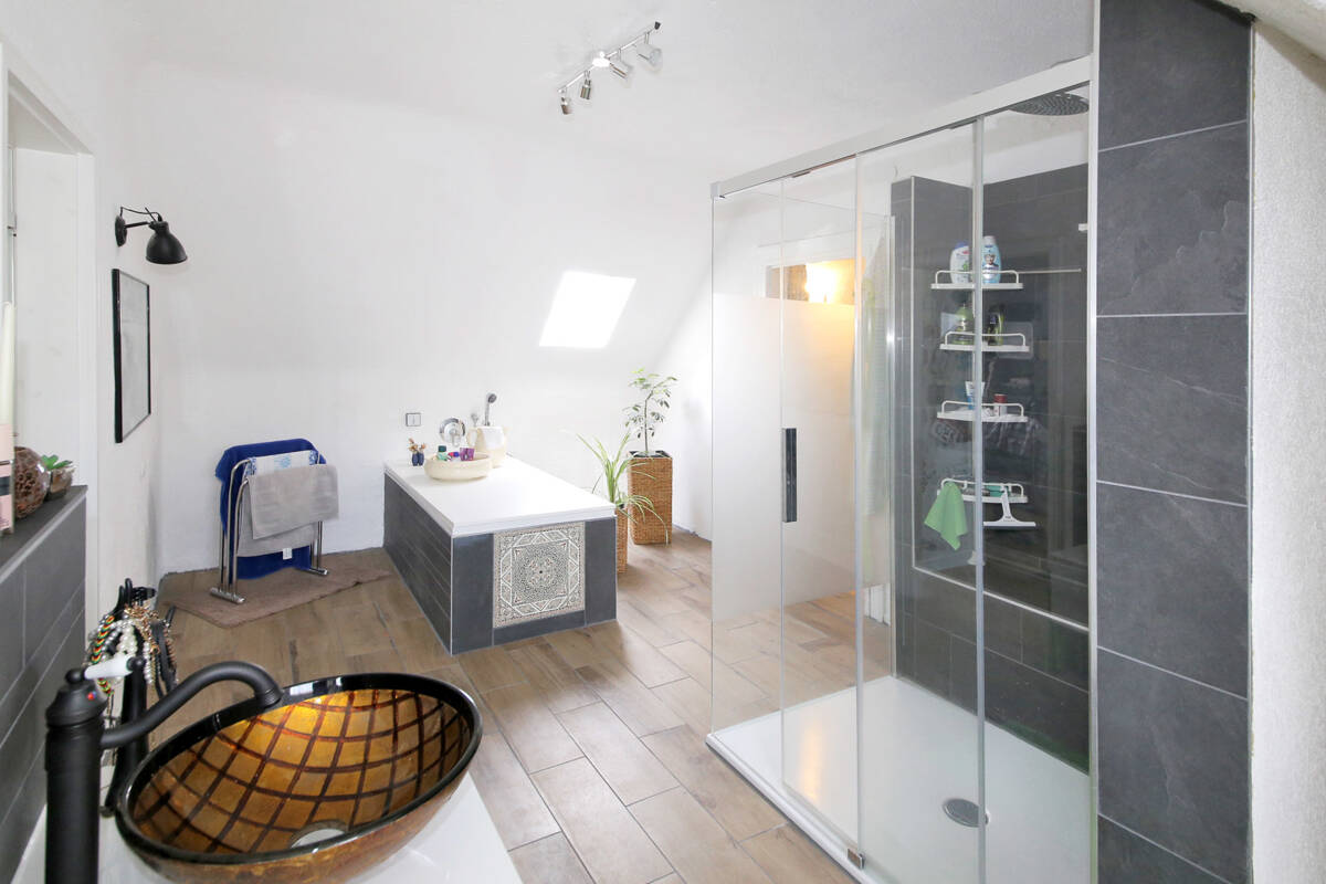 Ihr neues Zuhause: Modernisierte DG-Wohnung mit Aussicht und Charme, 75328 Schömberg