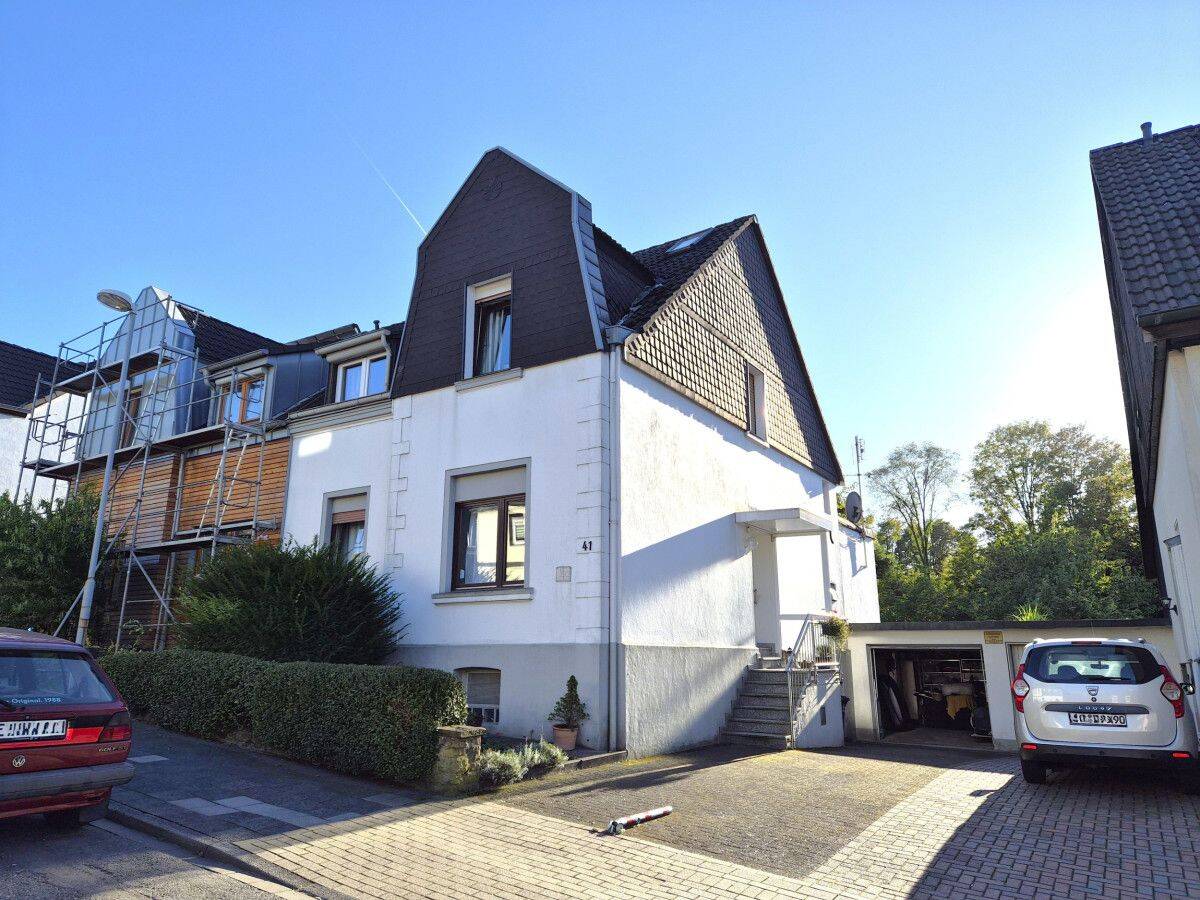 Familienidylle mit Charakter: Charmante Doppelhaushälfte mit Traumgarten und viel Platz, 42551 Velbert