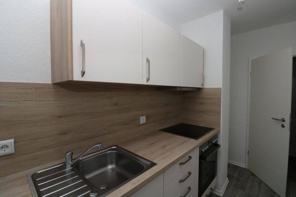 Keine Küchen-Schlepperei – die ist schon eingebaut…2-RW mit Einbauküche, Dusche & Balkon!!!, 9599 Freiberg