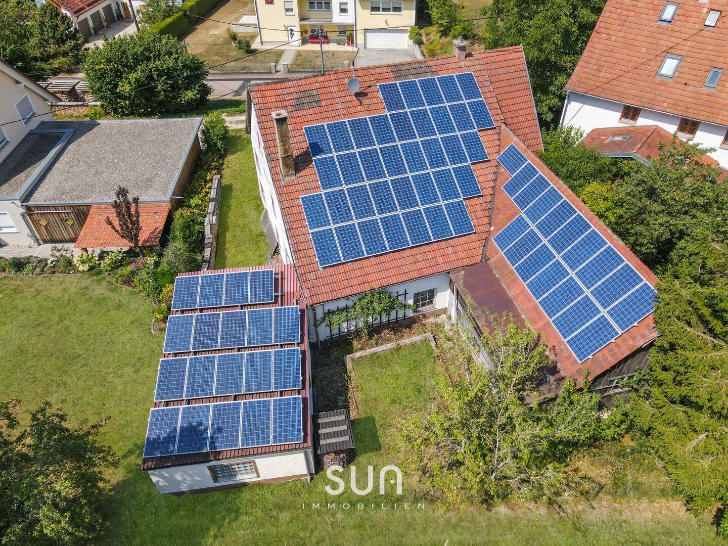 SANIERUNGSBEDÜRFTIGES EFH INKL. PV-ANLAGE IN ROGGENBURG – Großes Ausbaupotenzial, Stadel & 2 Garagen, 89297 Roggenburg