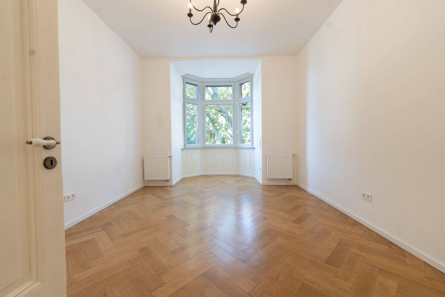 Altbaucharme im 1. OG – großzügige Wohnung mit Erker, Balkon und Fischgrätparkett, 79102 Freiburg im Breisgau (Oberau Waldsee Wiehre)