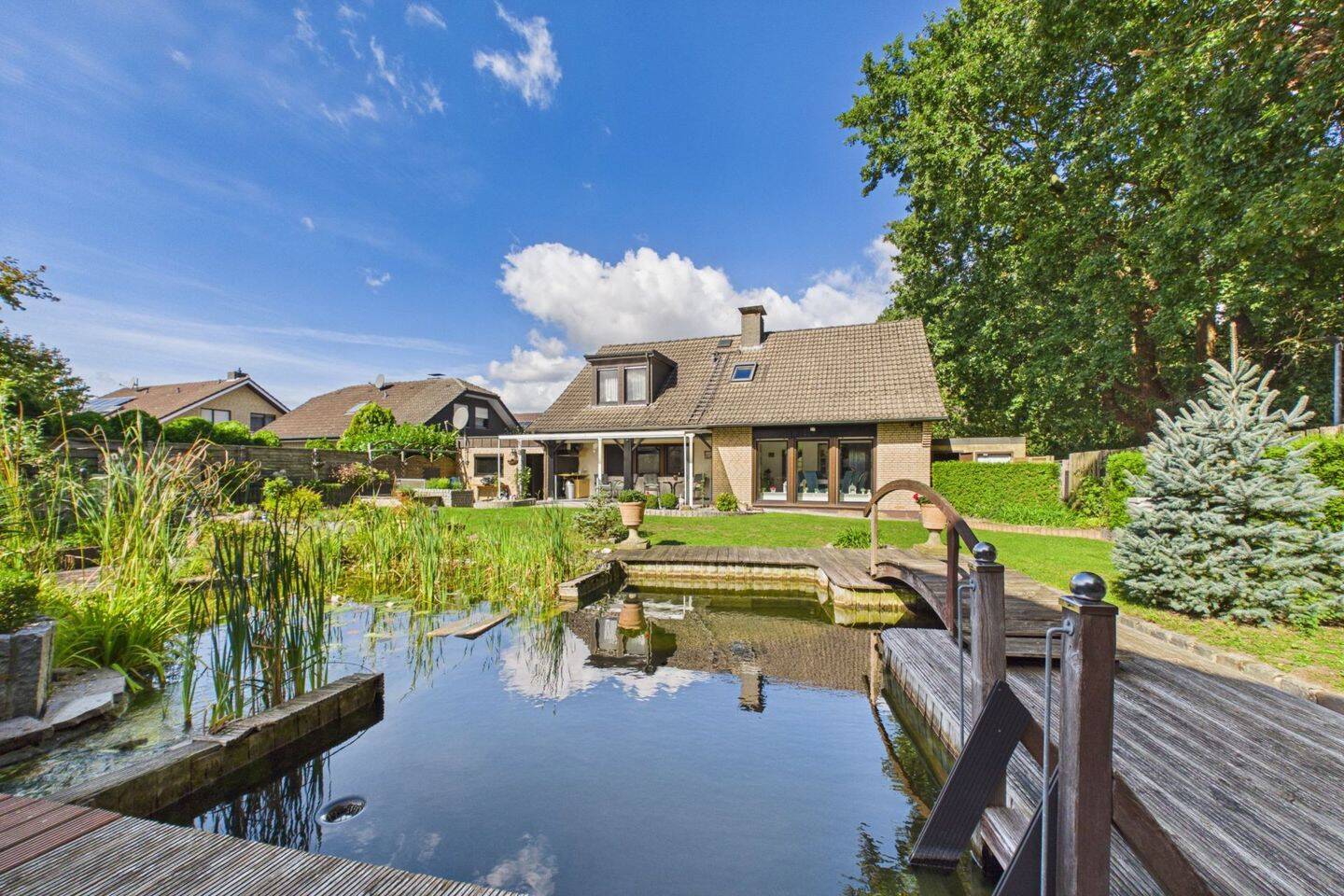 Einfamilienhaus mit ca. 163 m² Wohnfläche, Dachgeschoss mit eigener Küche, Sauna und Schwimmteich, 46325 Borken