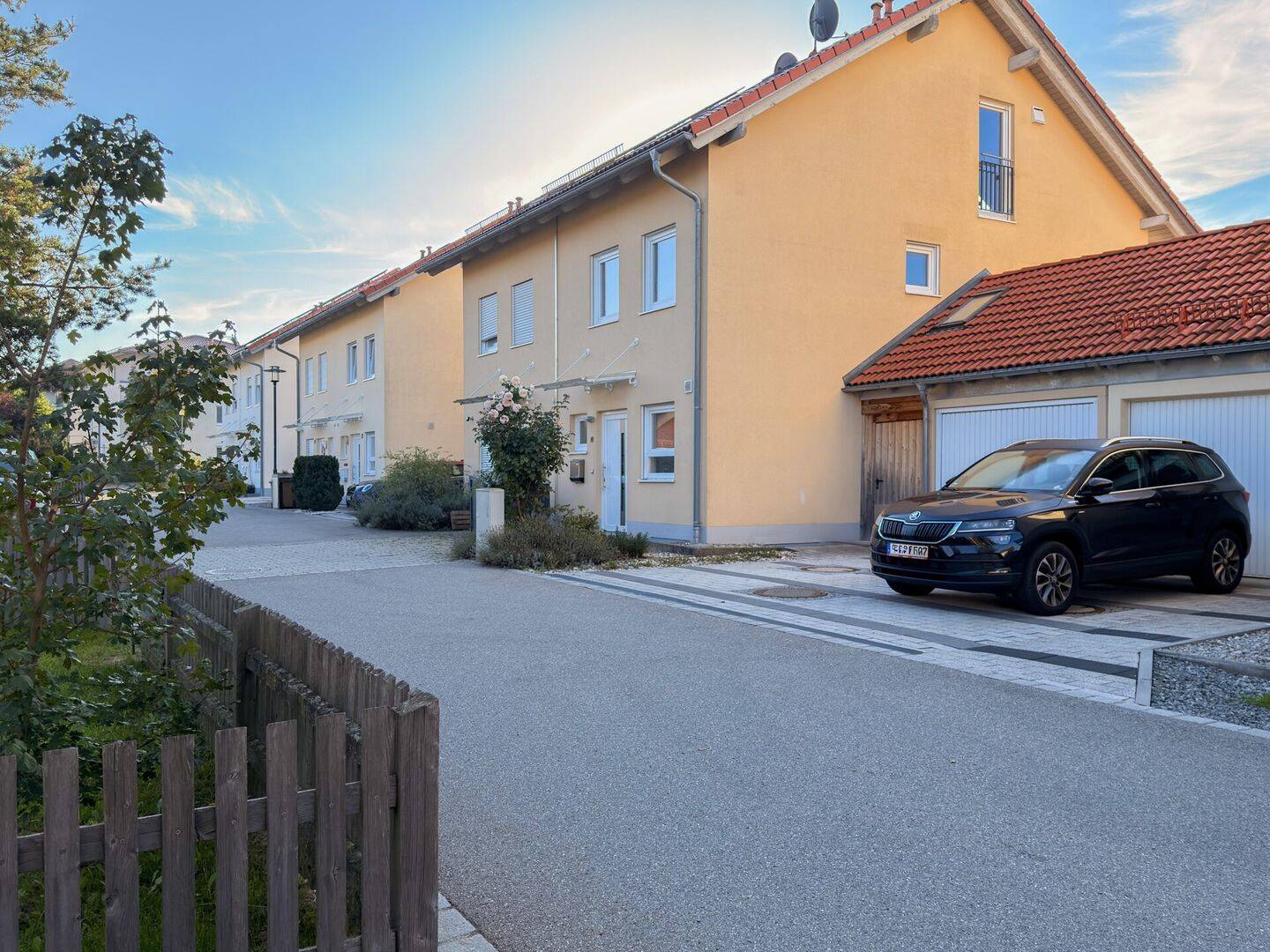 Sofort bezugsfrei: DHH mit Wärmepumpe, PV-Anlage, eigenem Garten und Garage in Putzbrunn, 85640 Putzbrunn