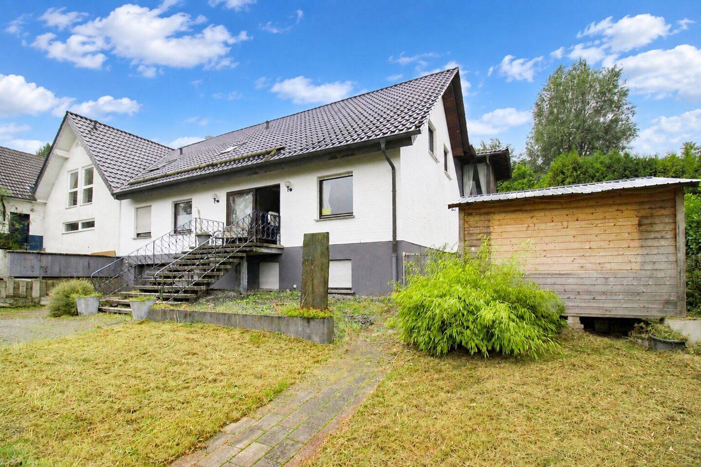 Großzügiges Einfamilienhaus mit Schwimmbad, Sauna, PV Anlage und erlaubter Pferdehaltung in Nieheim, 33039 Nieheim