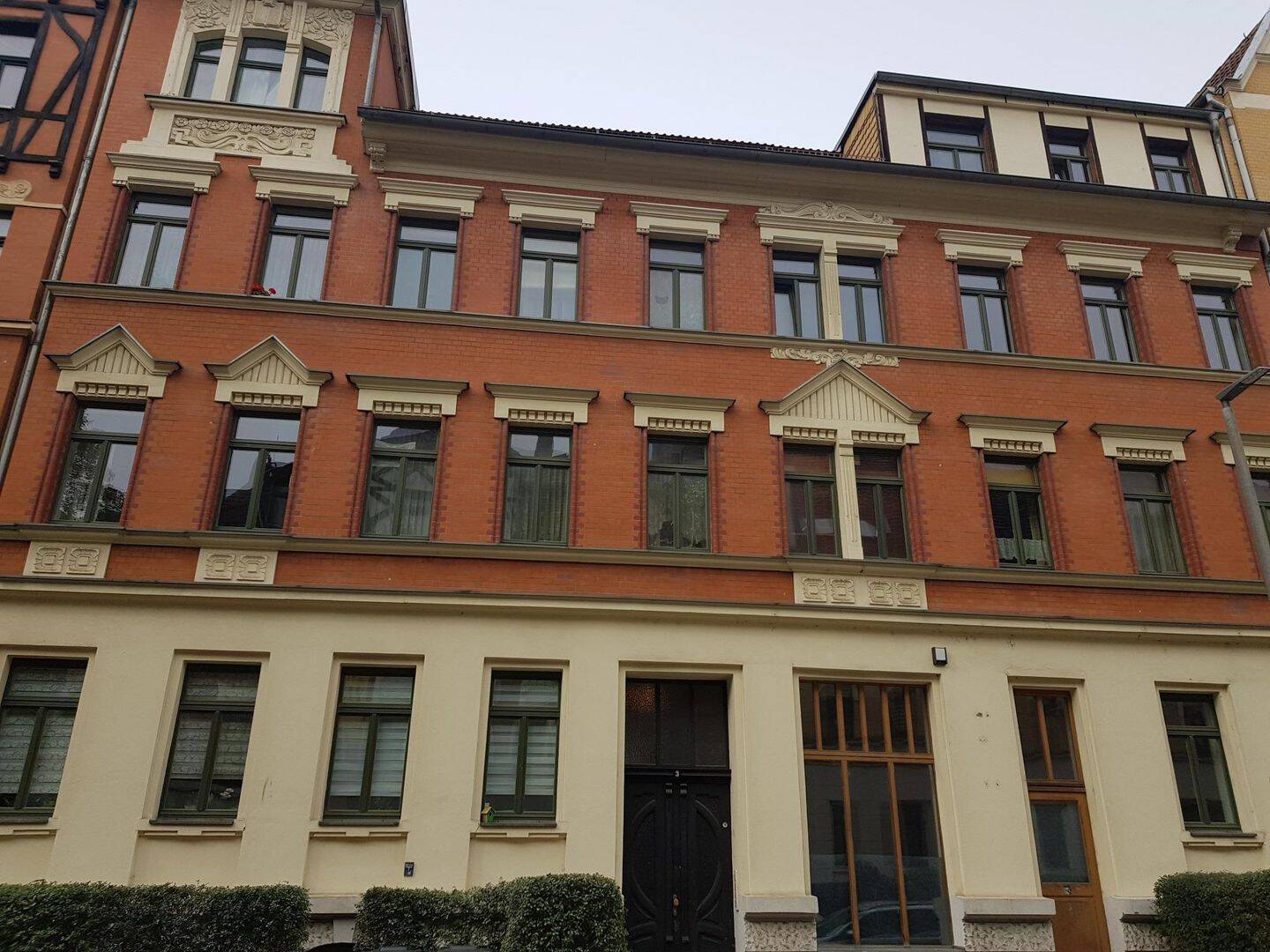 Dachgeschosswohnung – 3 Zimmer mit Einbauküche , Wannenbad in zentraler Lage, 4315 Leipzig (Neustadt-Neuschönefeld Sellerhausen-Stünz Volkmarsdorf)