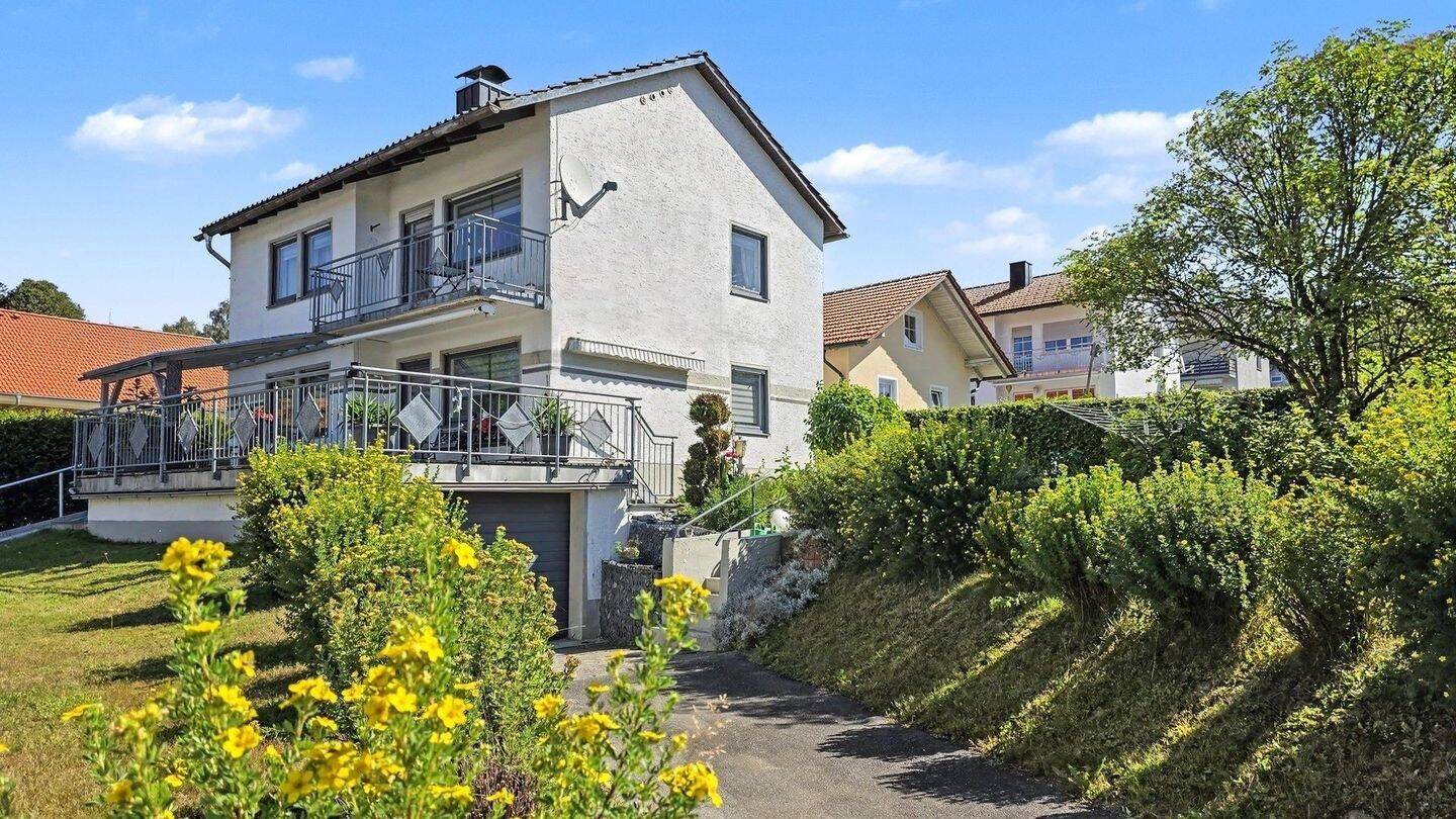 Raum für Kinderträume und Entfaltung: Charmantes Einfamilienhaus mit großem Garten und 3 Garagen, 94151 Mauth