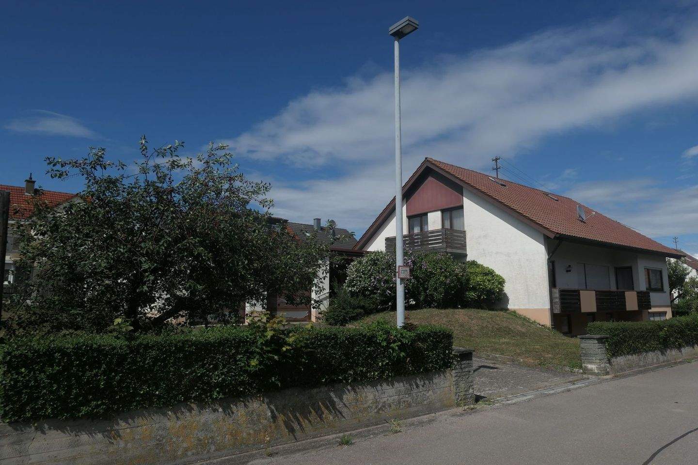 +++ gepflegtes Einfamilienhaus mit Baugrundstück in Süd-West-Lage +++, 71149 Bondorf