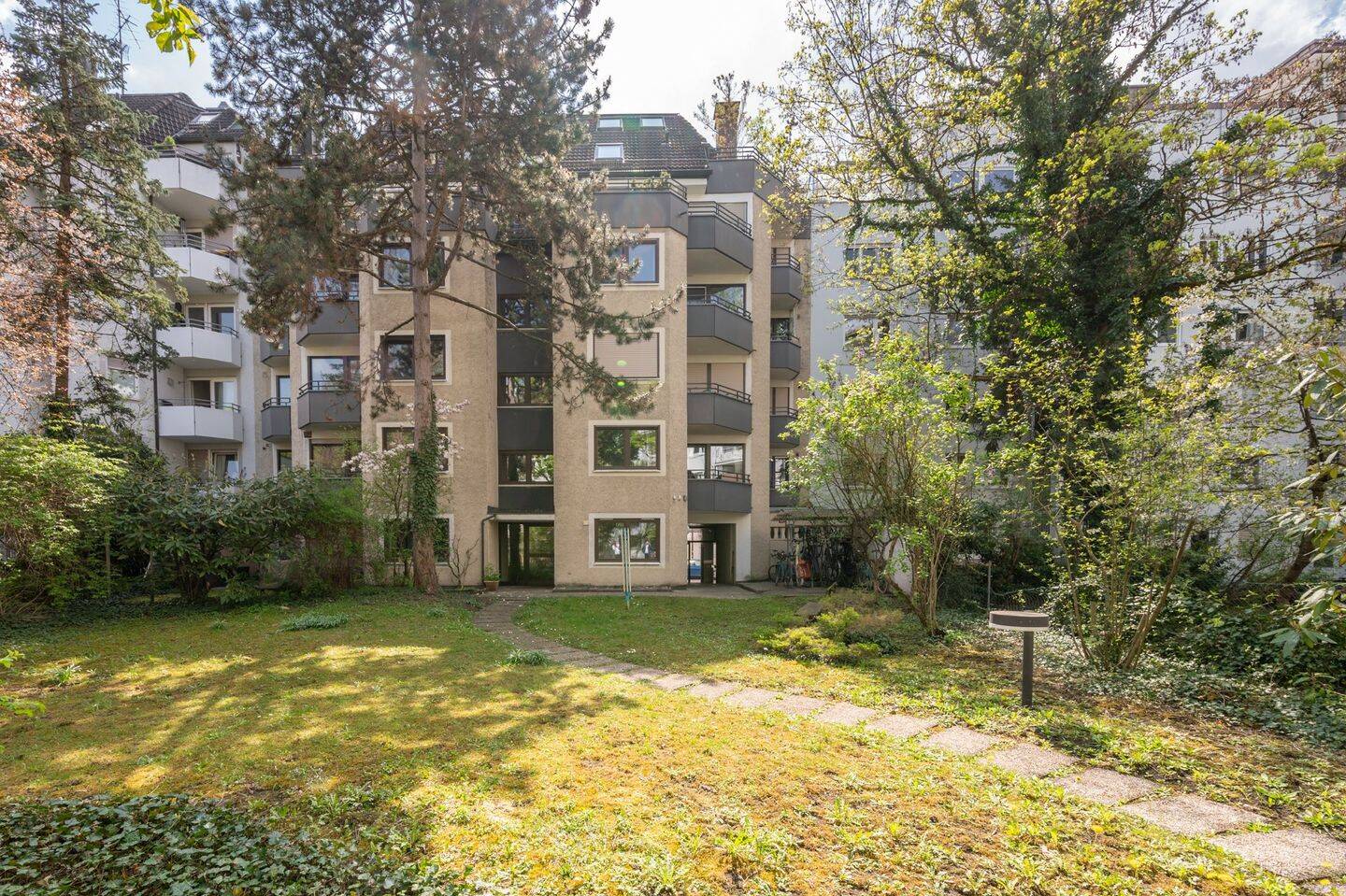 AIGNER – Seltene Gelegenheit: Großzügige 3-Zimmer-Wohnung mit drei Balkonen in Top-Lage, 80796 München (Schwabing-West)