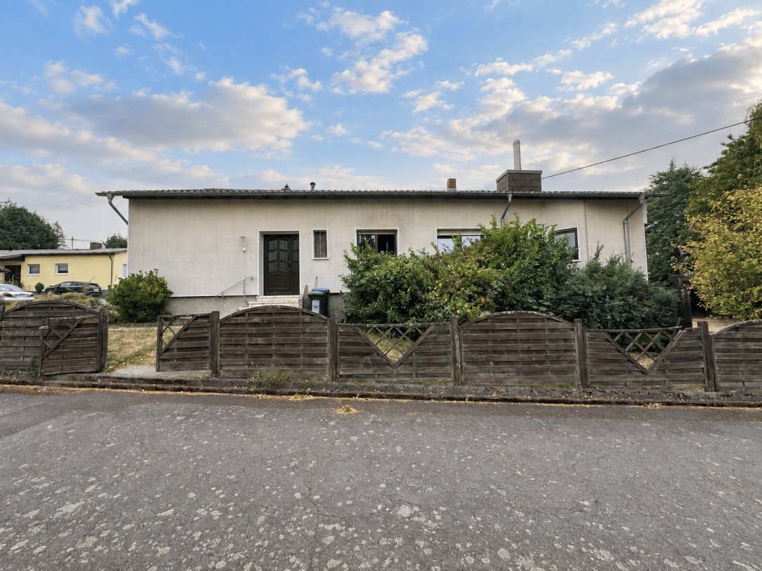 Freistehender Bungalow in begehrter Wohnlage von Bous, 66359 Bous