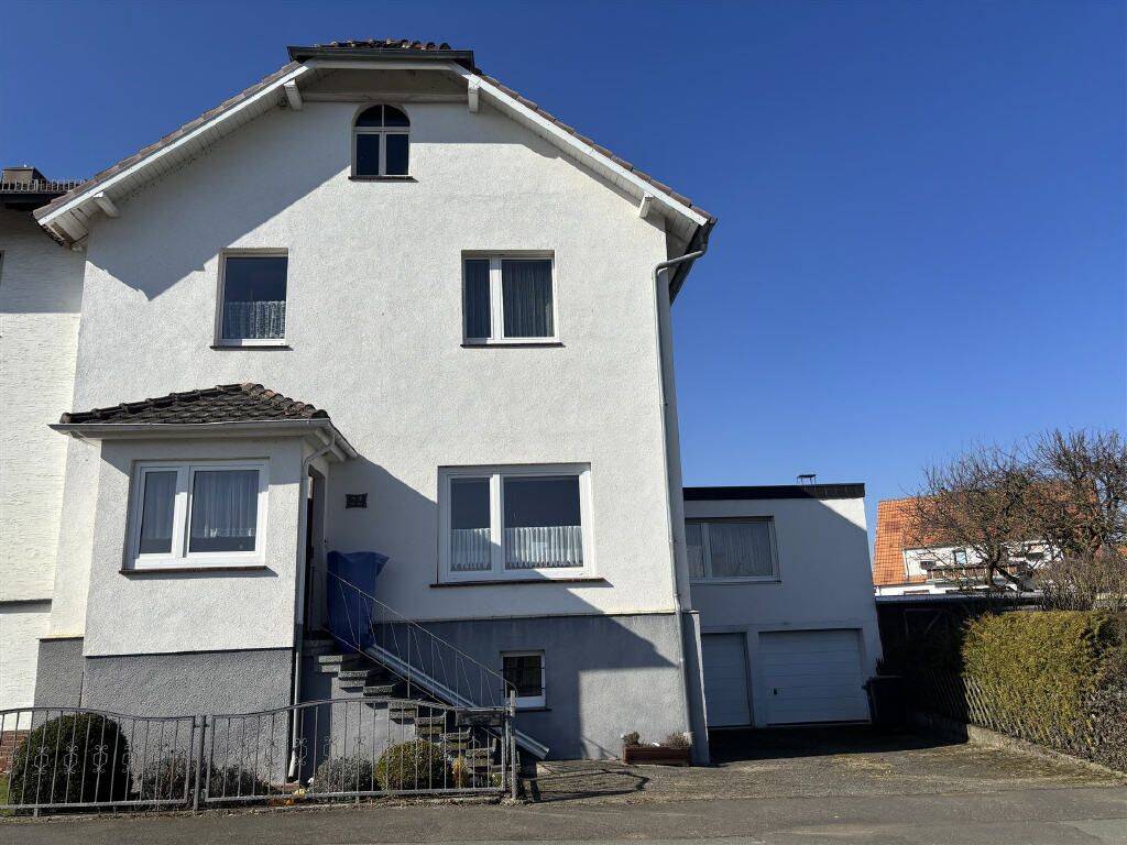 Gepflegte Doppelhaushälfte mit Anbau, Doppelgarage und großzügiger Wohnfläche, 34537 Bad Wildungen