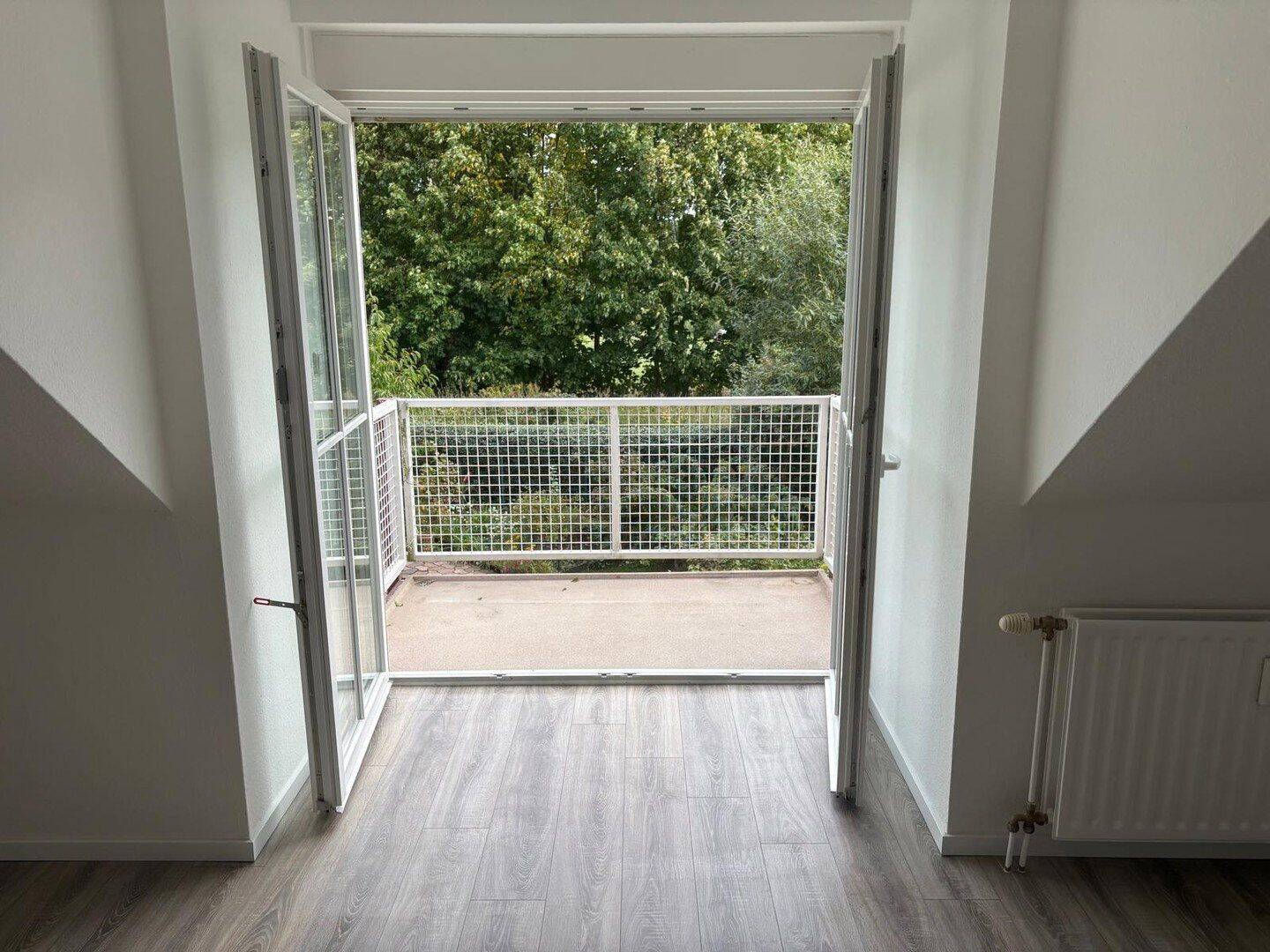 Helle ruhige 2 Zimmer Dachwohnung im 1.OG mit Blick ins Grüne, Einbauküche, großer Balkon, 15749 Mittenwalde