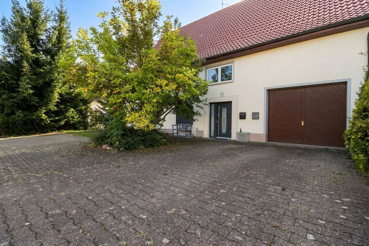 Einfamilienhaus mit 3 Wohneinheiten, großer Scheune und viel Ausbaupotenzial in Stockach, 78333 Stockach
