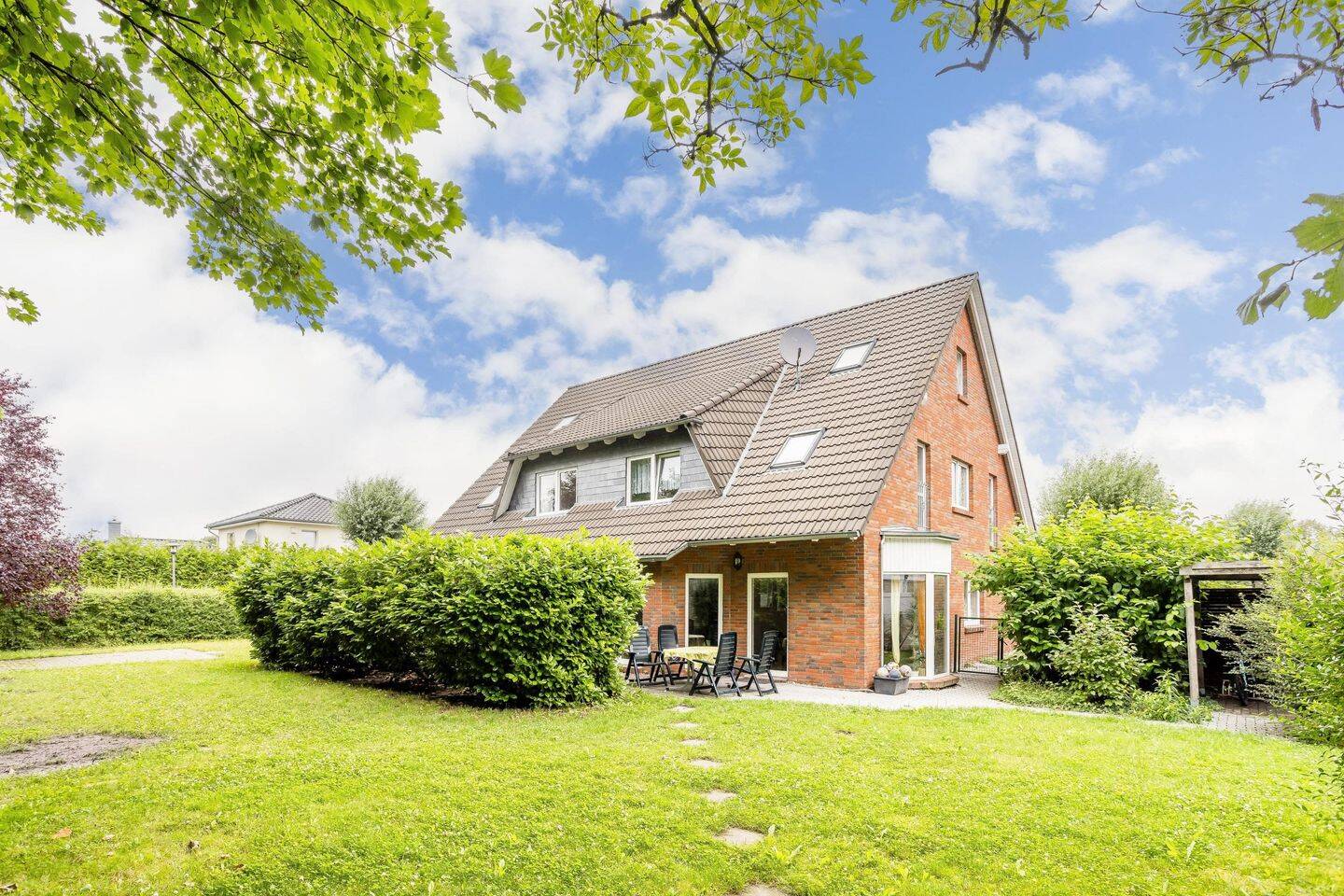 Doppelhaushälfte mit pflegeleichtem Garten, 6,5 Zimmern und 3 Bädern – ruhige Lage, 14656 Brieselang
