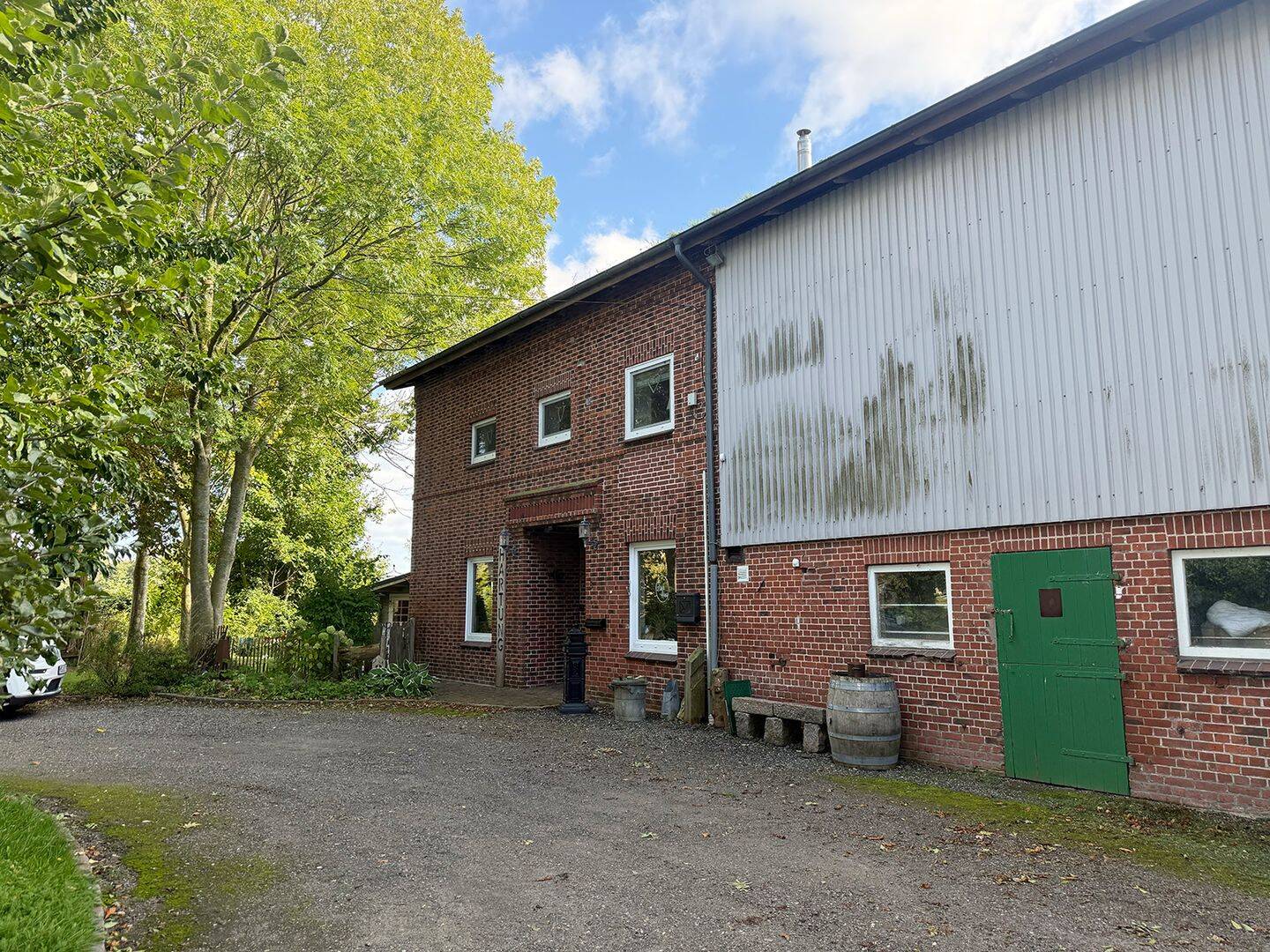 Schülp: Sanierter Resthof mit 7 Zimmern und großzügiger Halle sowie einer Weide in Sackgassenlage, 25764 Schülp