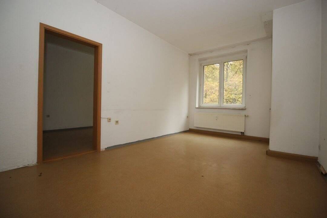 (Renovierung möglich!!) **Große 3-Zimmer-Wohnung in ruhiger Wohnlage zu vermieten**, 8523 Plauen