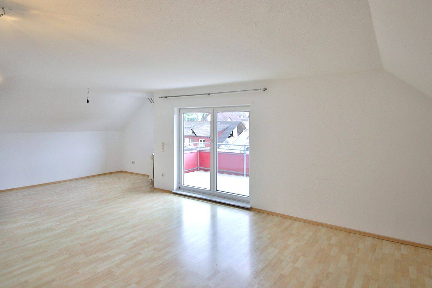 Traumhafte 4-Zimmer-Wohnung mit 2 Balkonen, EBK & 2 Stellplätzen, 75015 Bretten