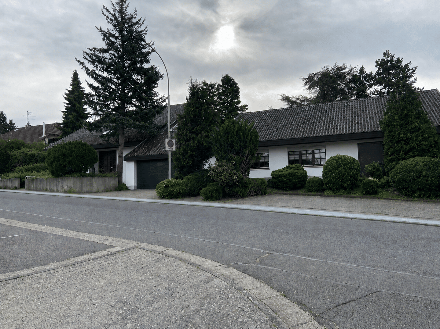 Attraktives Einfamilienhaus mit großem Garten und separatem Praxisgebäude, 35428 Langgöns