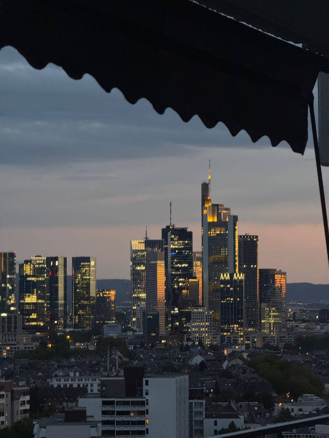 Helles WG Zimmer mit eigenem Bad & Balkon Zugang in Sachsenhausen mit Skyline Blick, 60598 Frankfurt am Main (Sachsenhausen)