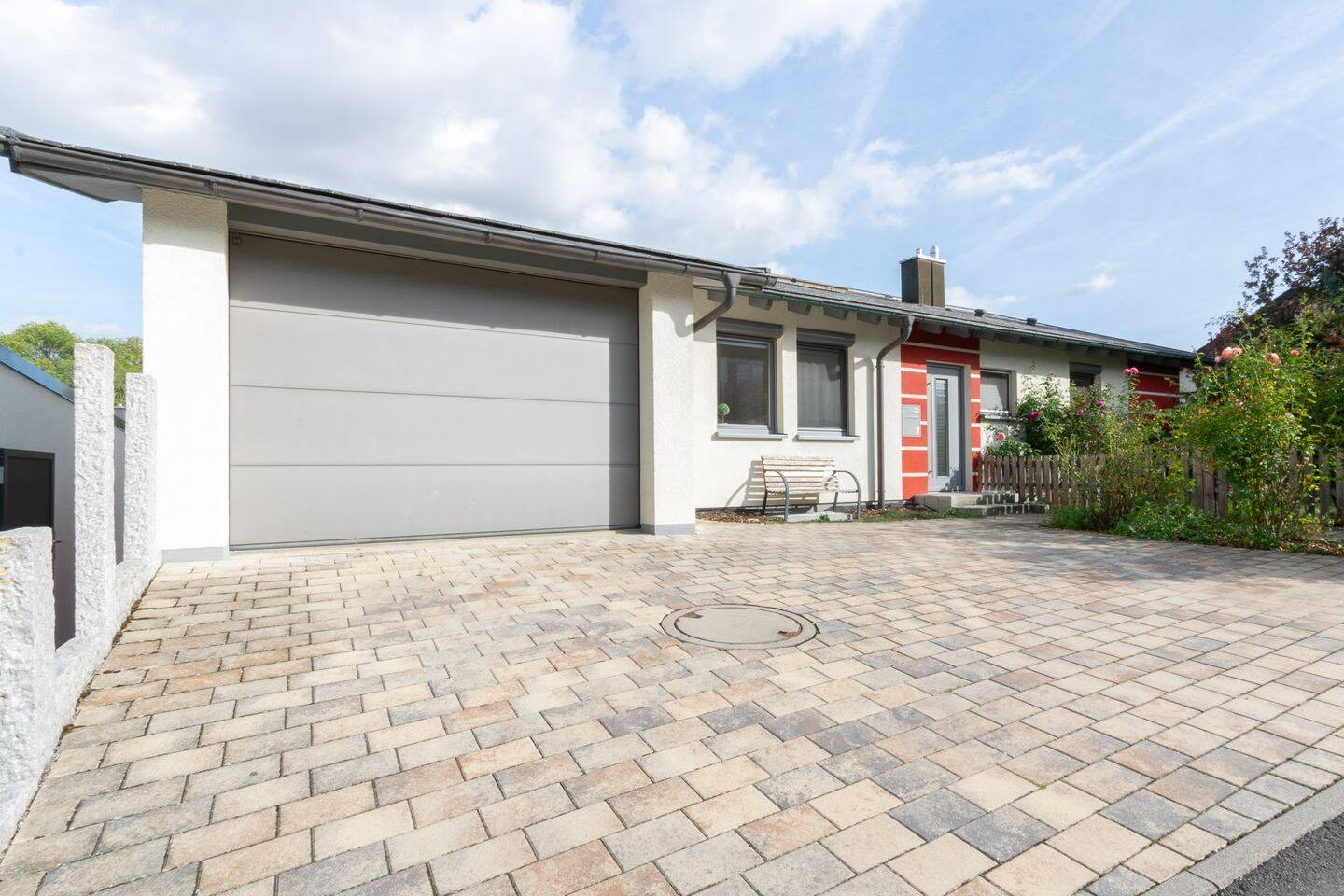 Einfamilienhaus im Bungalowstil mit Einliegerwohnung, Garten und Garage in Öhringen, 74613 Öhringen
