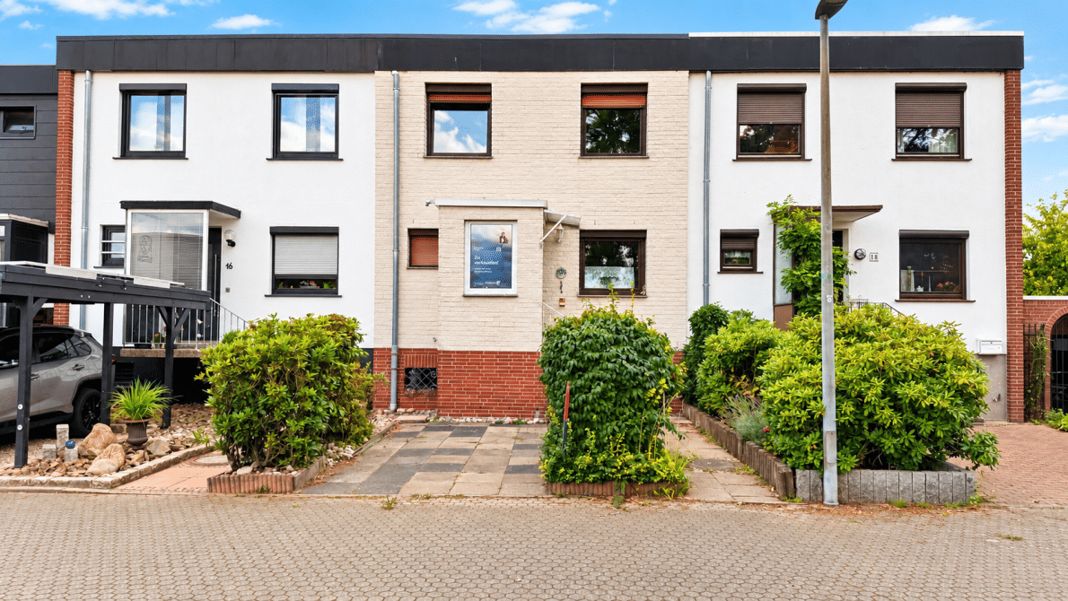 Für Macher: Reihenmittelhaus mit Keller in Feldrandlage in Altgarbsen, 30823 Garbsen