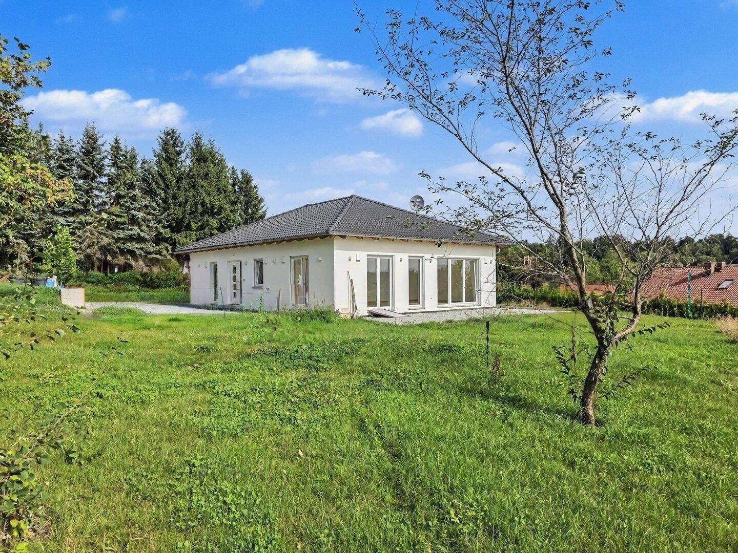 Lichtdurchfluteter Neubau-Bungalow: Barrierefreies Wohnen mit Weitblick ins Grüne, 94127 Neuburg a. Inn