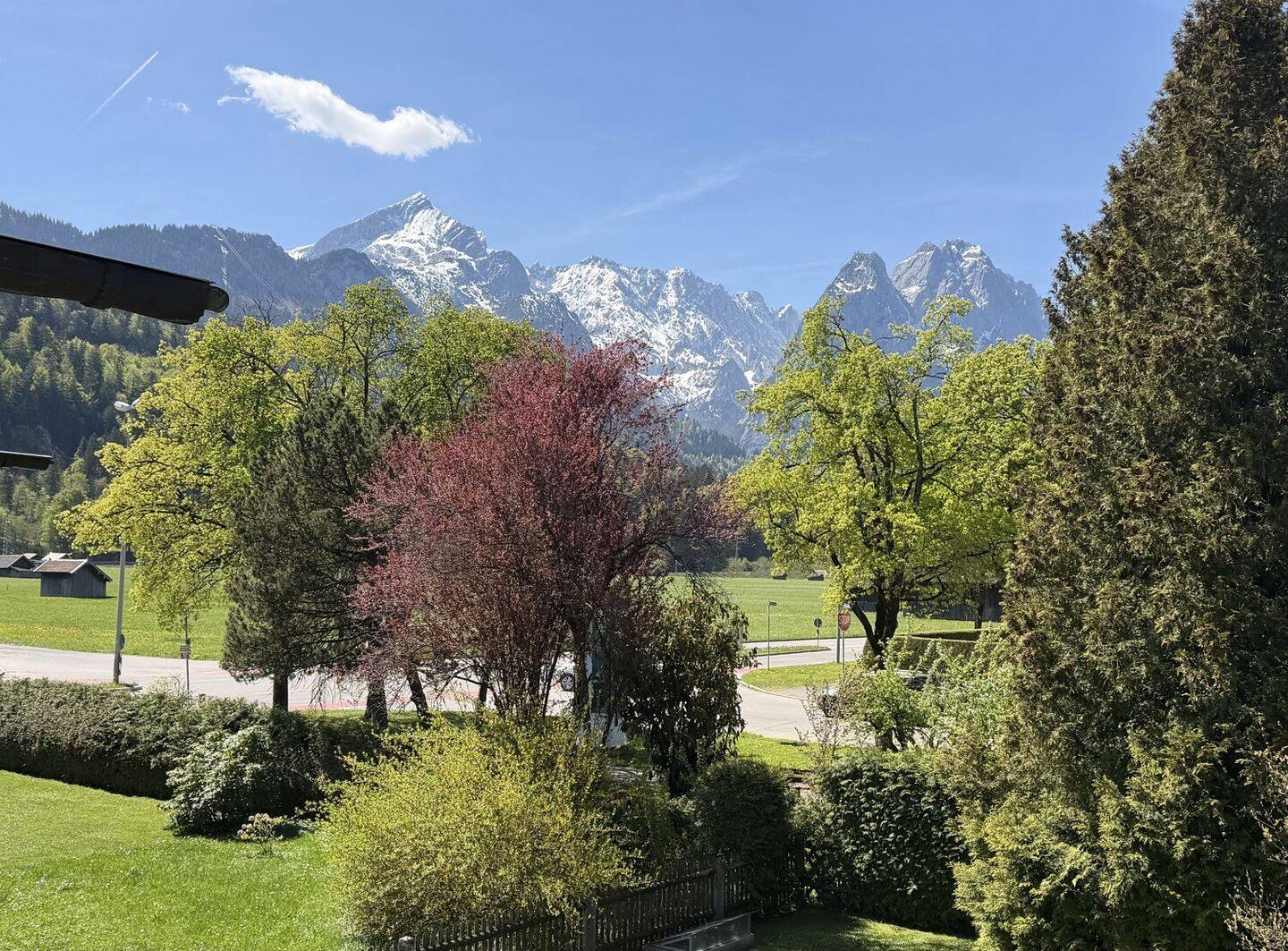 2 Balkone, ganztägige Sonne & freier Zugspitzblick – lichtdurchflutete Wohnung in naturnaher Lage, 82467 Garmisch-Partenkirchen