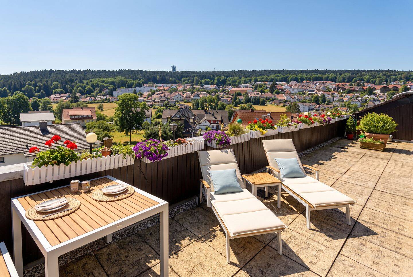 Dachgeschosswohnung mit Weitblick in Schömberg: 2 Zimmer, Garage, Aufzug, sichere Vermietung, 75328 Schömberg