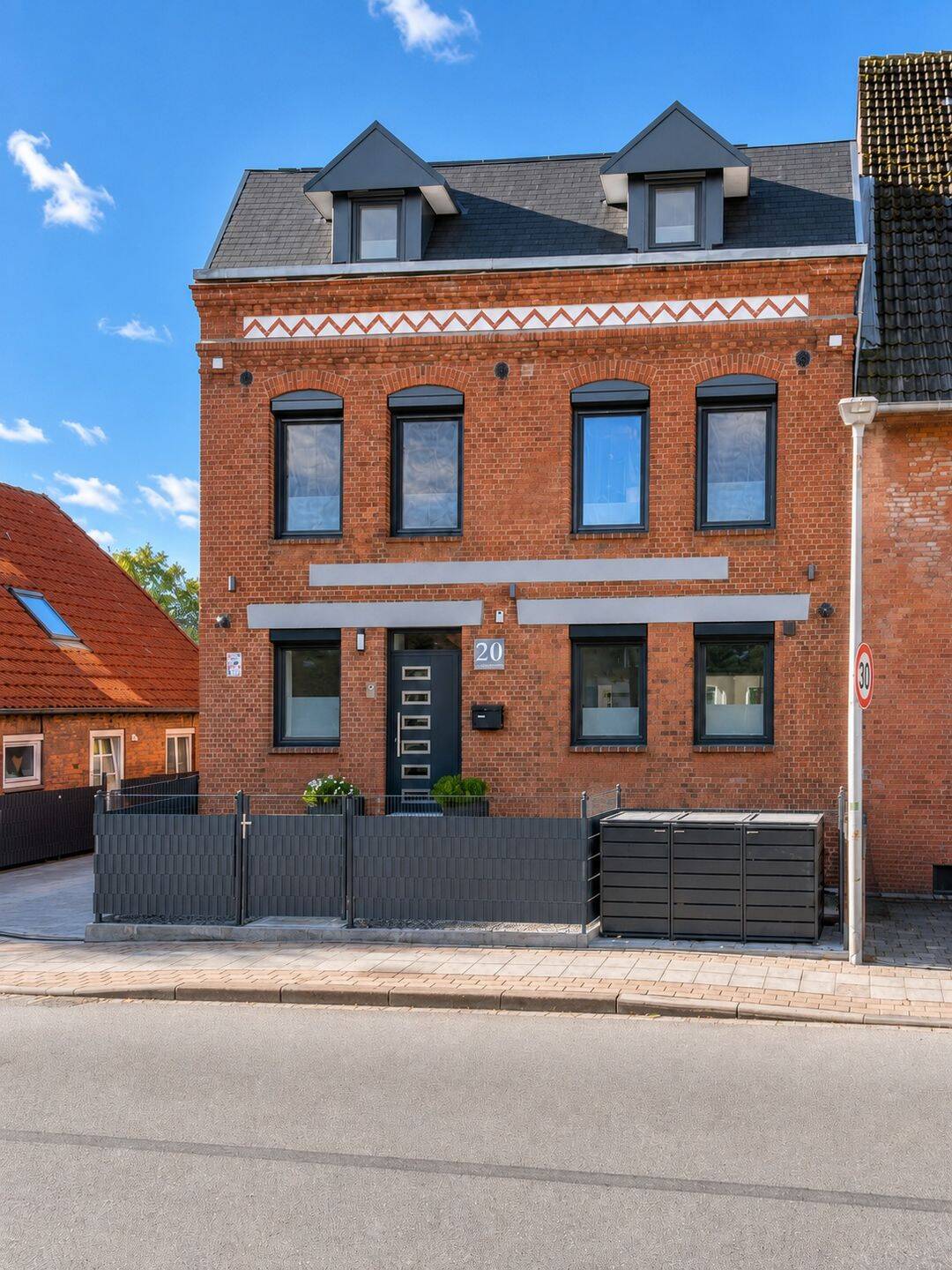 Luxuriöses Einfamilienhaus mit atemberaubender Dachterrasse in Husum / Käufercourtagefrei, 25813 Husum