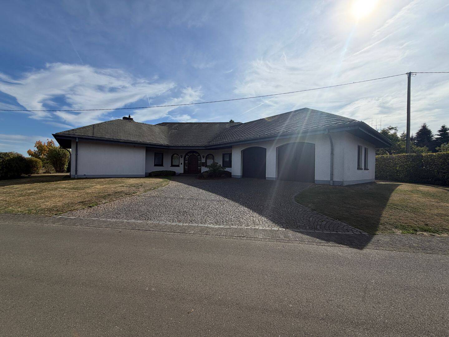 **Großzügiger Bungalow mit möglicher Einliegerwohnung in ruhiger Lage**, 54552 Dockweiler