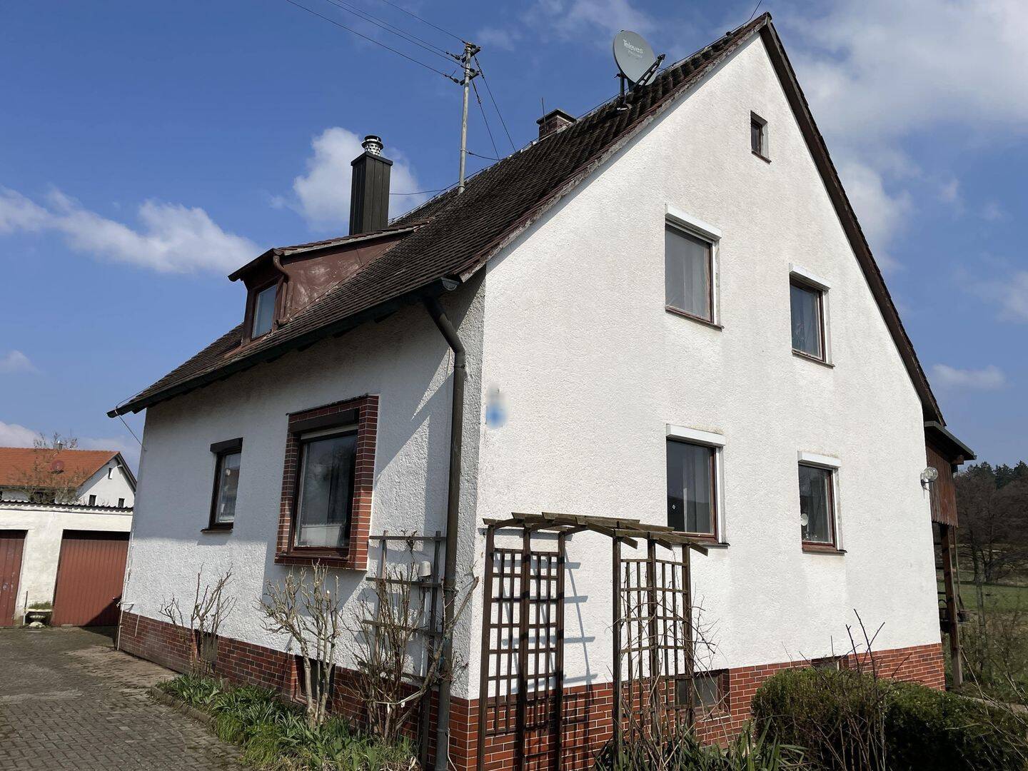 Ein- bis Zwei-Parteienhaus in Puttenhausen mit 2 Garagen, 84048 Mainburg