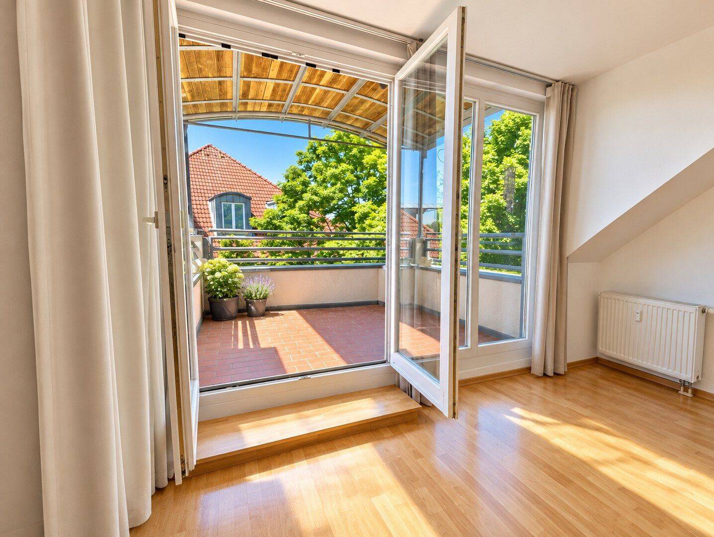 Modernisierte 3-Zimmer Dachgeschosswohnung mit großem Balkon & Tiefgarage in Velten, 16727 Velten