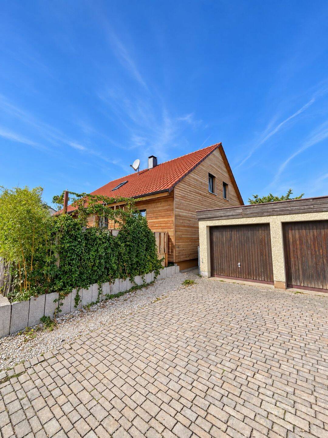 Platz für die ganze Familie: Modernisiertes Wohnhaus mit zwei Wohnebenen, Garten und Garagen in Postbauer-Heng – mit Wohnungsrecht, 92353 Postbauer-Heng