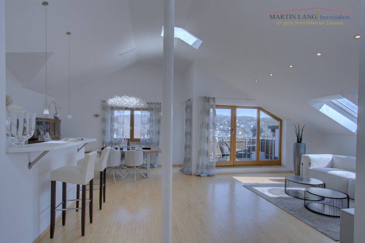 BEZAUBERNDE DACHWOHNUNG MIT GARAGE + STELLPLATZ UND 2 LOGGIEN MIT HERRLICHER PANORAMAAUSSICHT, 74199 Untergruppenbach
