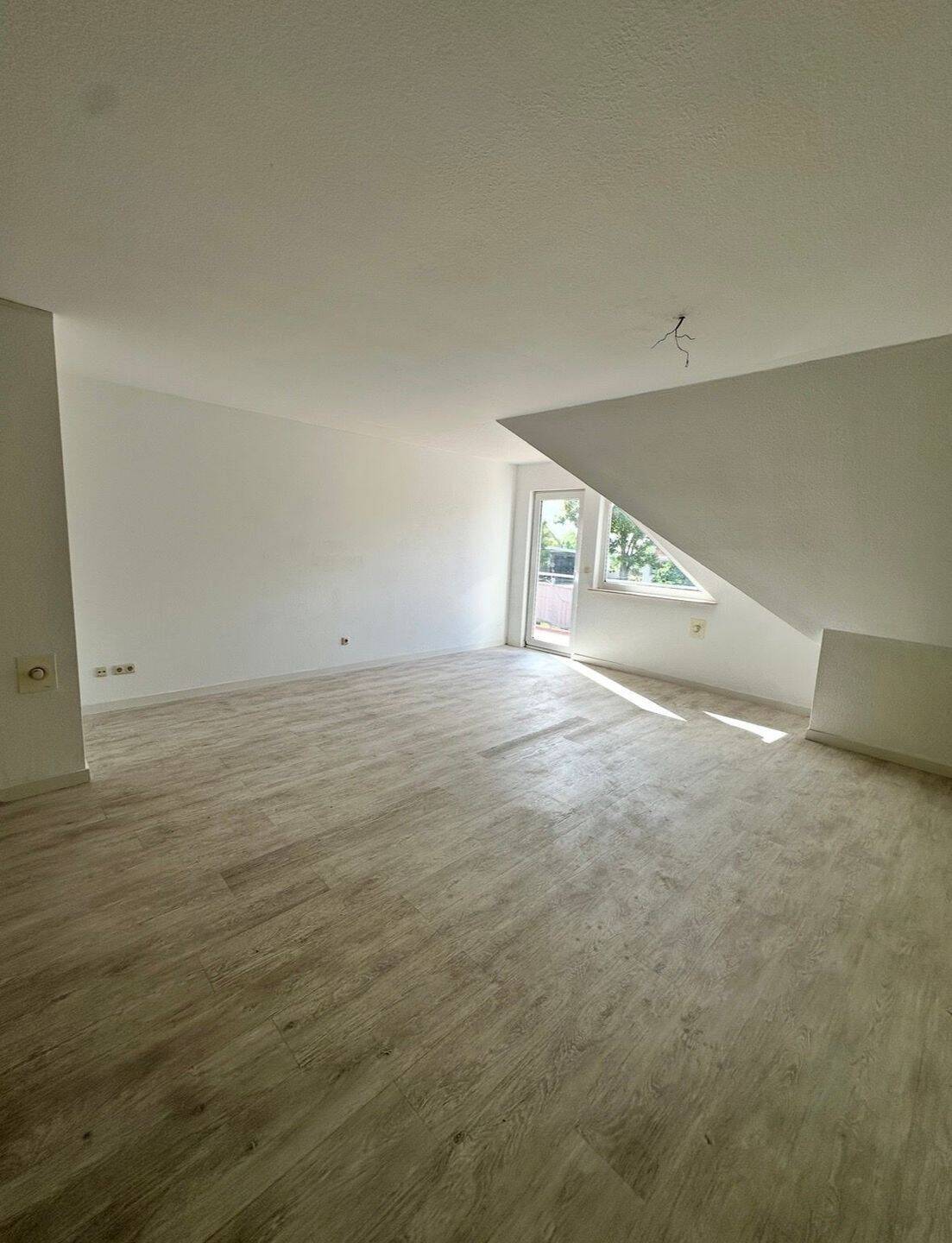 Helle 3-Zimmer-Dachgeschosswohnung mit Südbalkon und Stellplatz, 18445 Preetz