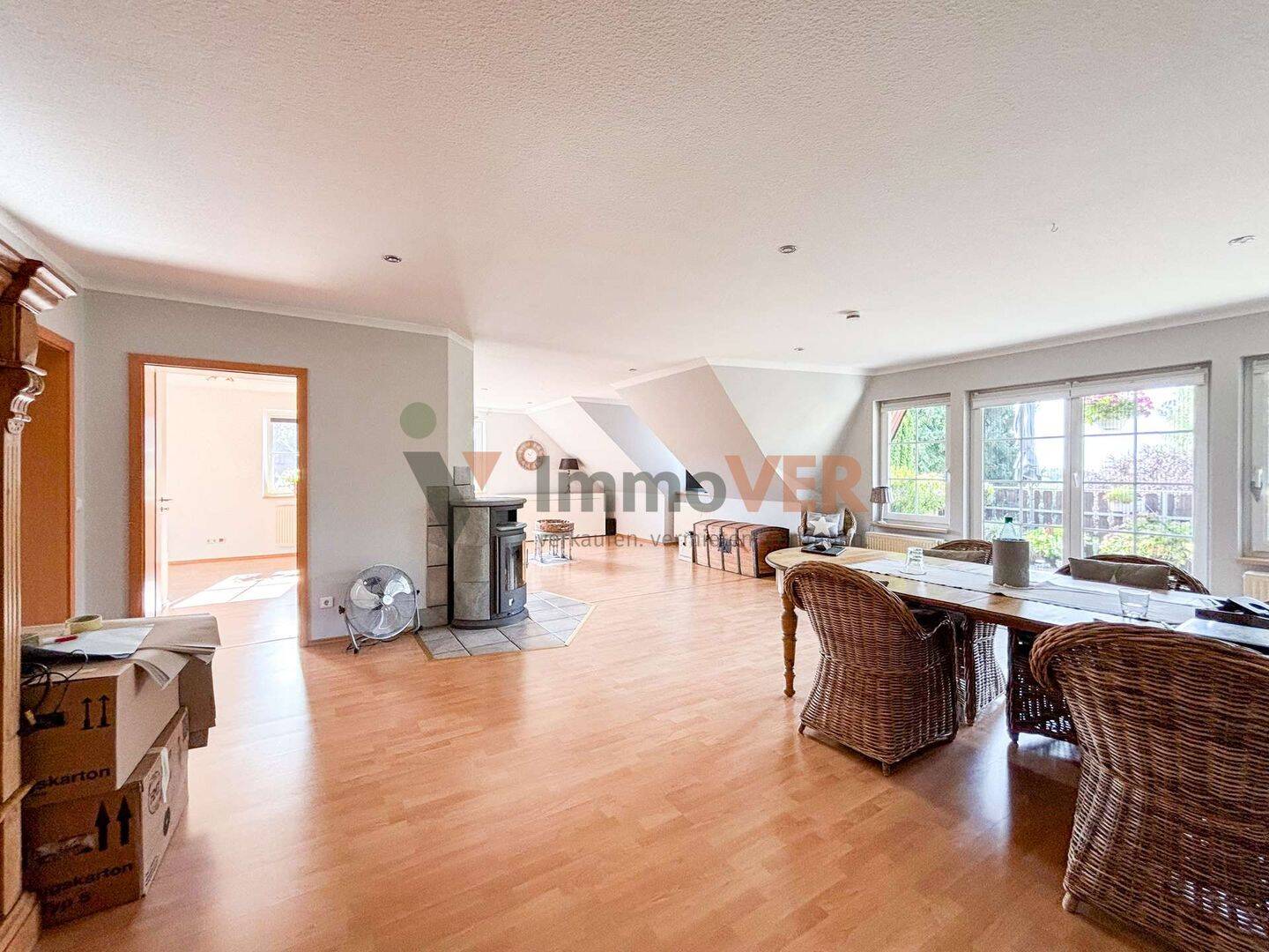 58 m² Wohnbereich, Balkon, Ankleidezimmer und Gäste WC: 188 m² mit 4 Zimmern in Achim Uesen, 28832 Achim