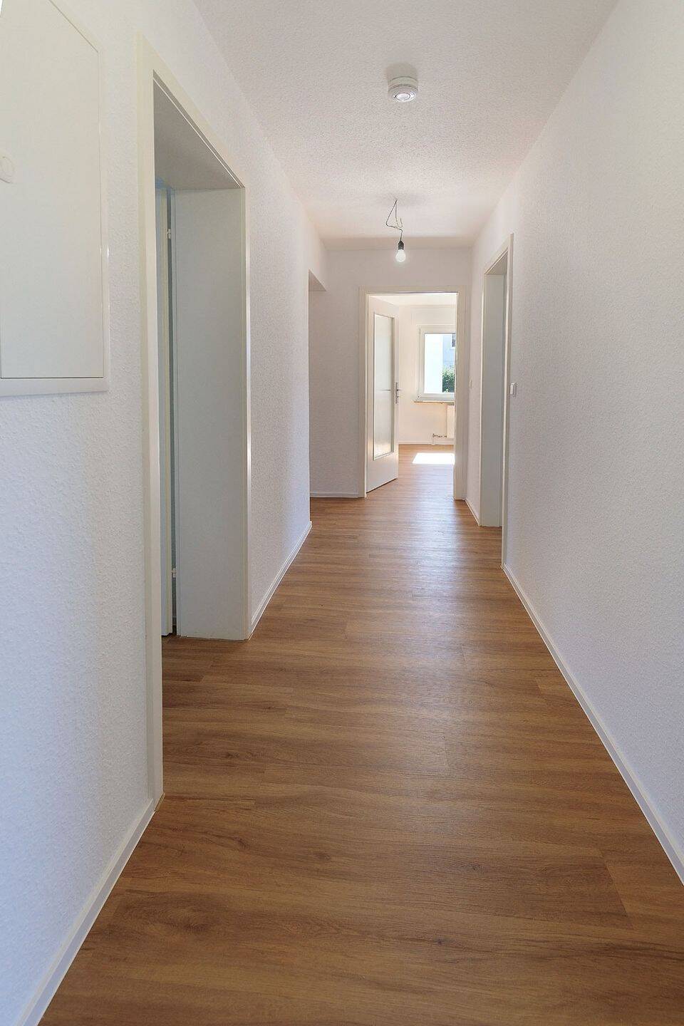 Hell, sonnig und frisch renoviert – 4-Zimmer-Wohnung mit Südwestbalkon in Marbach, 71672 Marbach am Neckar