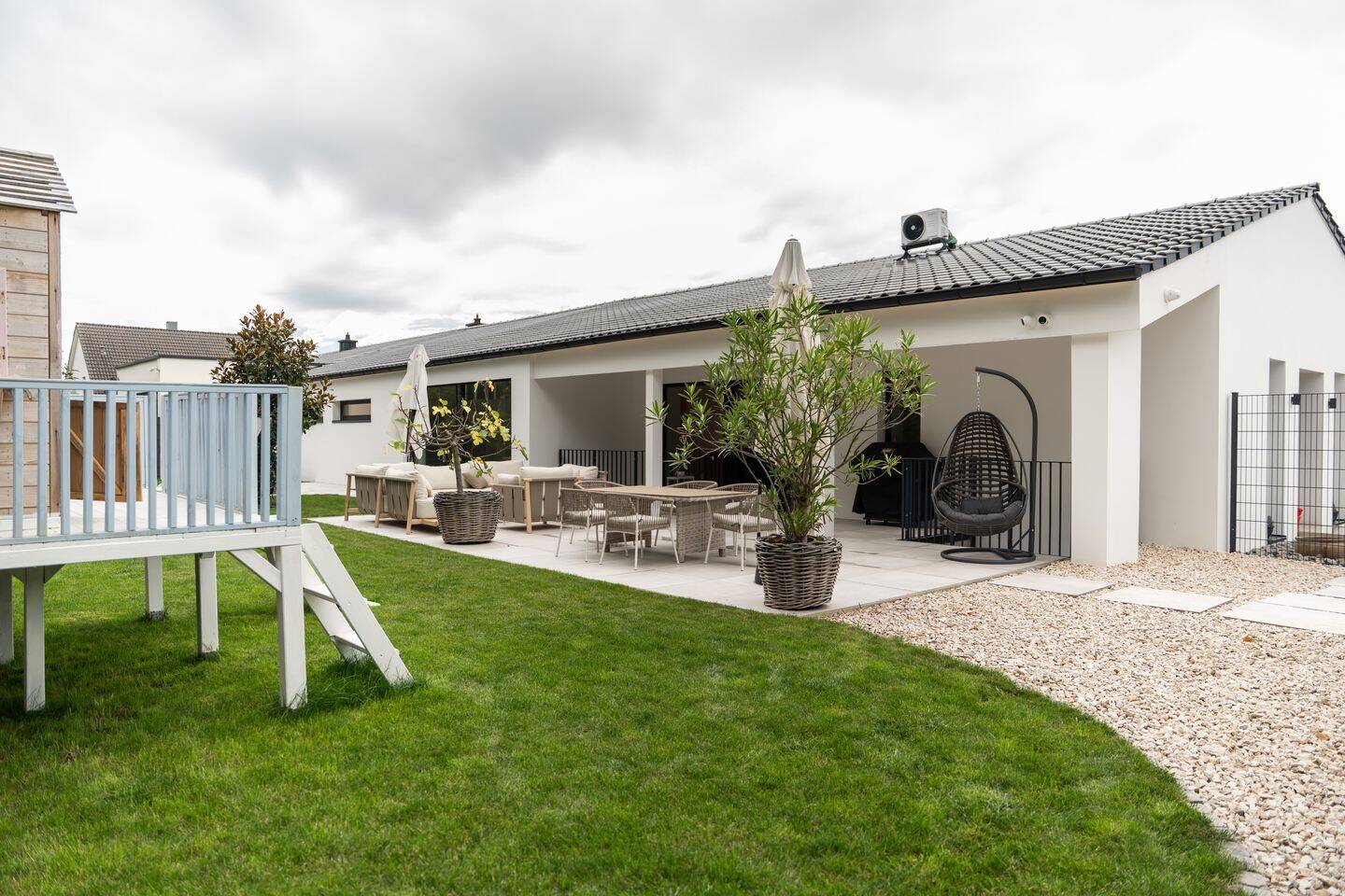 Exklusives, 1 oder 2-Parteien-Wohnerlebnis mit Pool! Eleganz trifft Moderne! Provisionsfrei!, 76228 Karlsruhe
