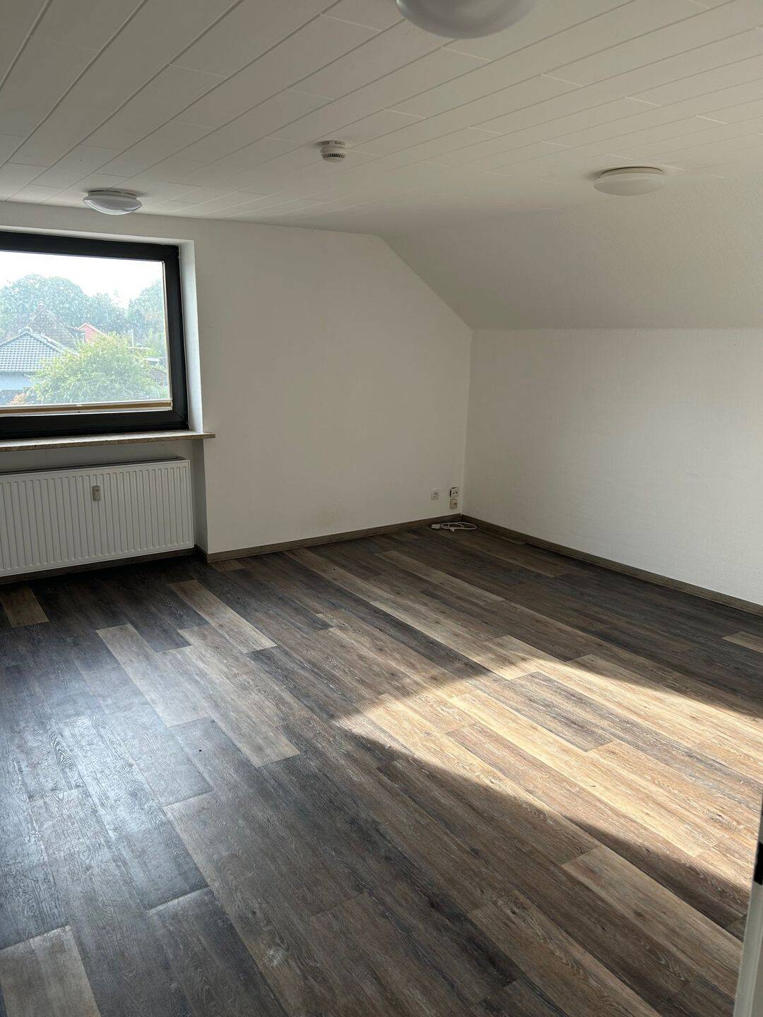 Neu sanierte 2-Zimmer-Dachgeschosswohnung mit Terrasse und Stellplatz in Altenwalde, 27478 Cuxhaven