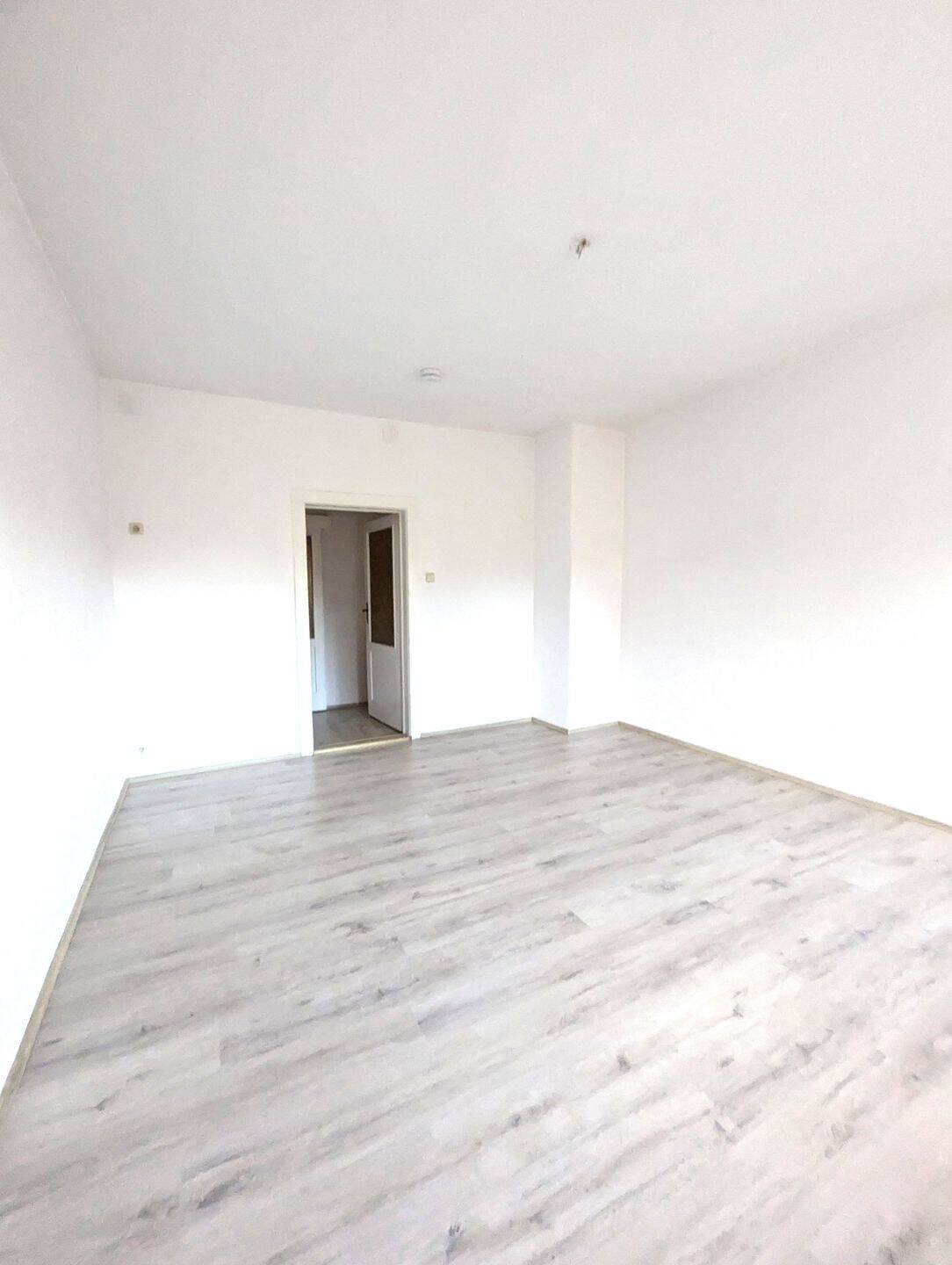 ++SCHICKE 3-R. WHG+M. BALKON+BAD M.WANNE U. FENSTER+!!+++, 4828 Bennewitz