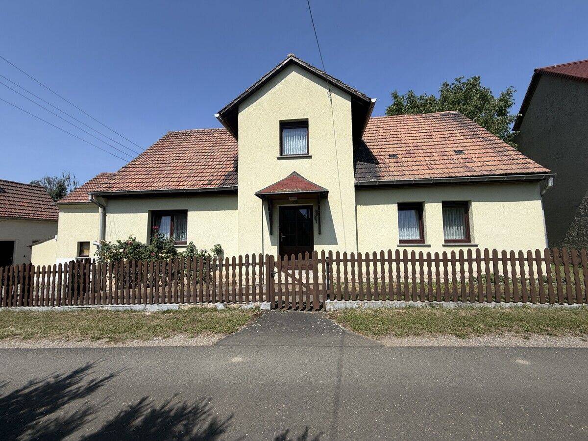Einfamilienhaus in Traumlage mit Garage und Nebengelass, 7619 Schkölen