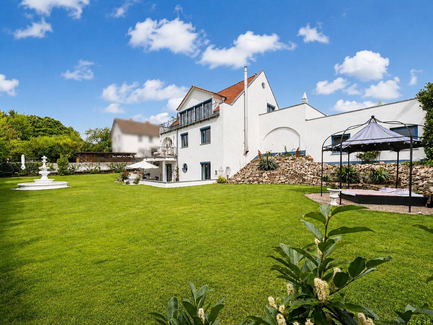 Traumhafte Villa mit Einliegerwohnung. Doppelgarage, Carport und großem Garten. OT Möllenbeck, 31737 Rinteln