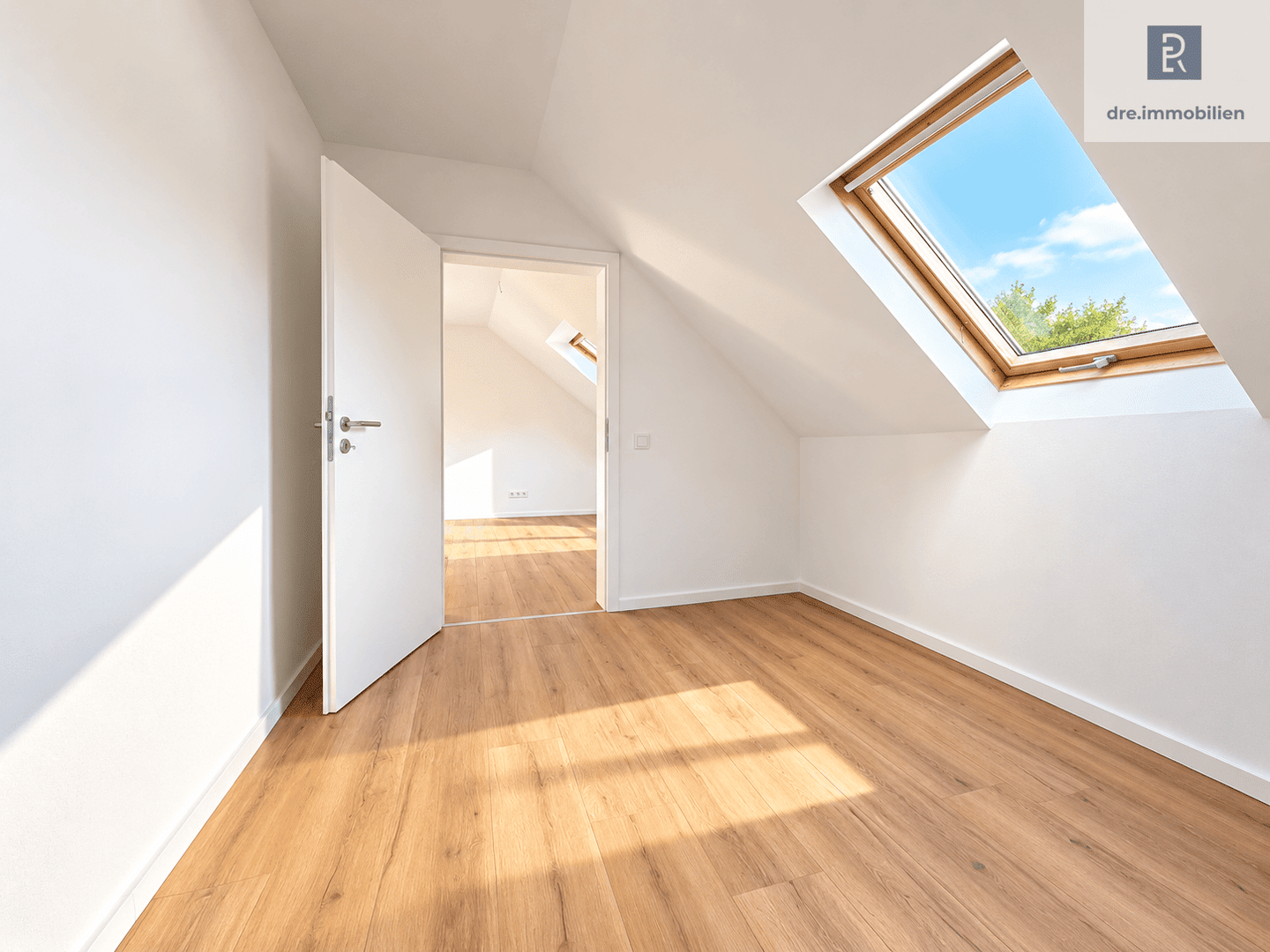 Ab 15.10. frei // Erstbezug nach umfassender Sanierung // Gemütliche 2-Zimmer-DG-Wohnung in Düren, 52349 Düren