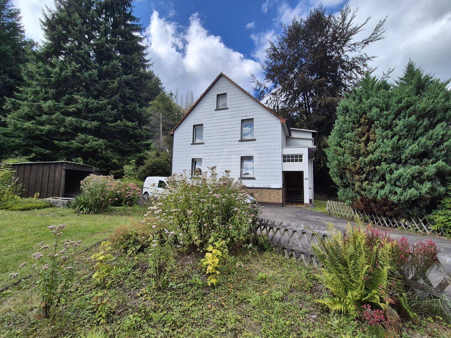 Ein- Zweifamilienhaus mit großem Grundstück und eigenem Wald in ruhiger Lage von Hemer-Bredenbruch, 58675 Hemer