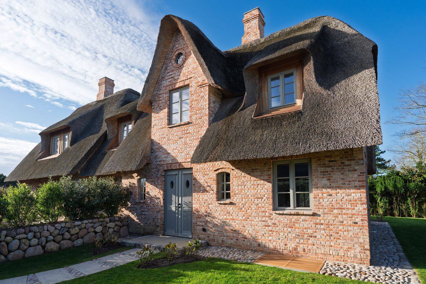 Reetgedeckter Neubautraum in Wenningstedt – Hochwertige Doppelhaushälfte mit Garten und Wallbox, 25996 Wenningstedt-Braderup (Sylt)