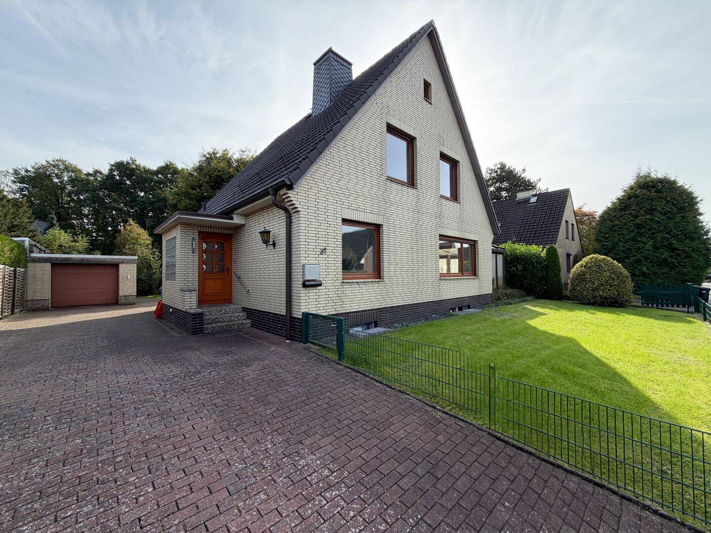 Ein Zuhause mit vielen Möglichkeiten – Großzügiges Wohnhaus mit Garten, 25488 Holm