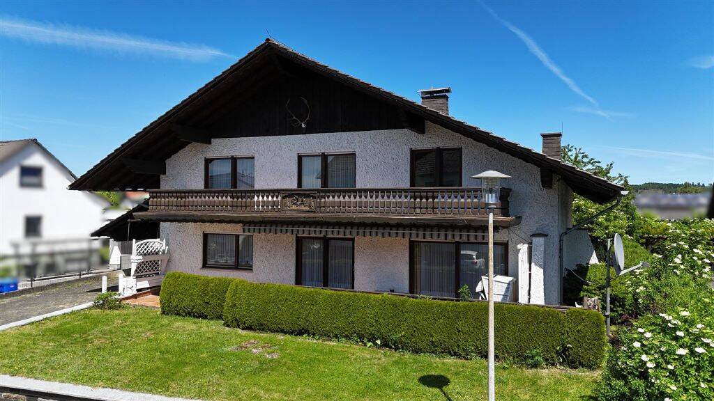 großzügiges Wohnhaus mit Einliegerwohnung in Frankenau, 35110 Frankenau