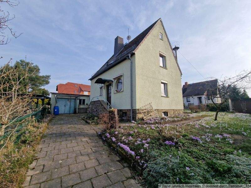Freistehendes Haus mit 753 m² Grundstück, Brunnen, Garagen und viel Raum für neue Wohnträume, 9337 Callenberg