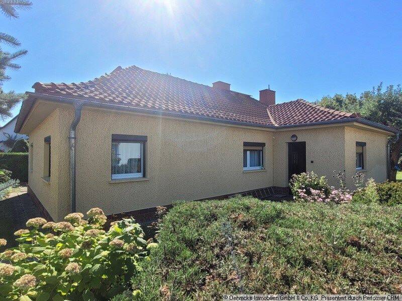 In äußerst bevorzugter, ruhiger Wohnlage v. Altglienicke – großzügiges, massives EFH im Bungalowstil, 12524 Berlin (Treptow-Köpenick Altglienicke Kleingartenanlage Falkenbrunn 1)