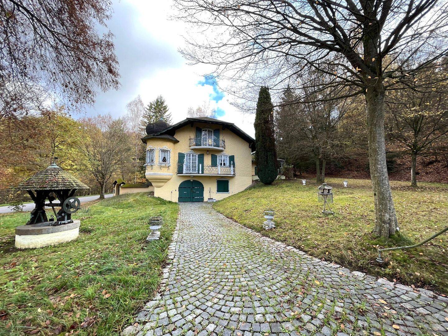 Charmantes Schlösschen mit über 6.500 m² Grundstück, 93128 Regenstauf